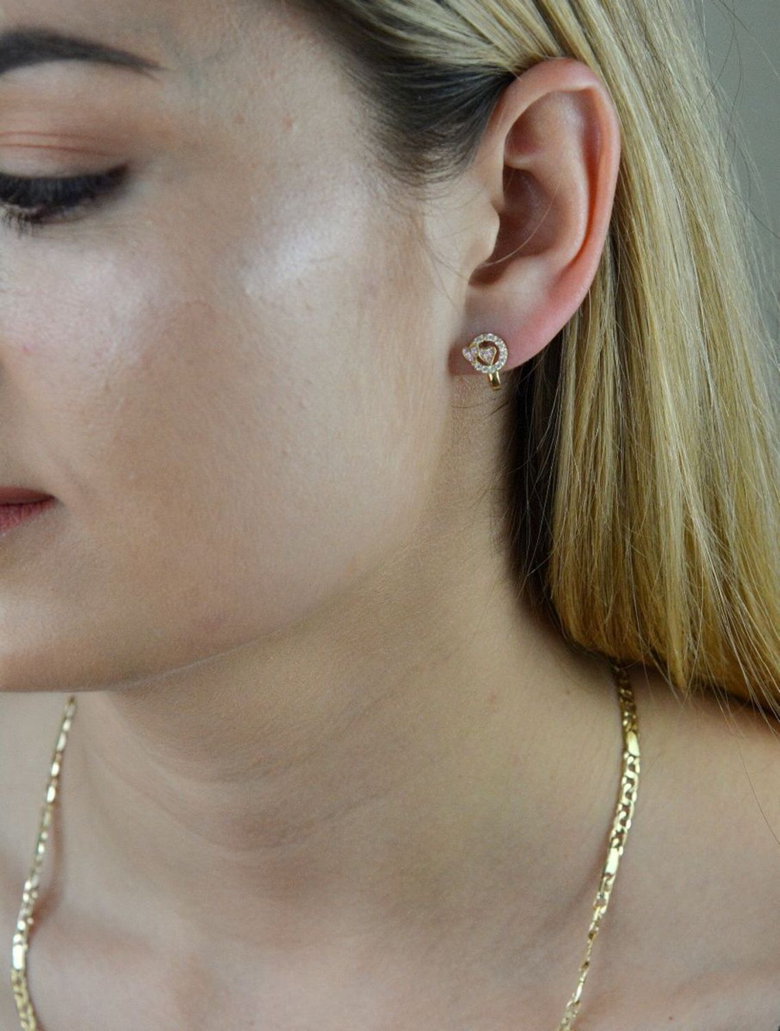 Złote kolczyki 585 dla dziewczynki błyszczące kółeczka z różowymi serduszkami. Delikatne kolczyki wykonane z najwyższej jakości złota próby 585. Kolczyki w minimalistycznym stylu, wpisujące się w obecne trendy modowe..jpg